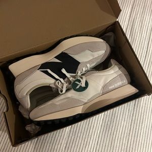 Brand New unworn New Balance 327 shoes size 9